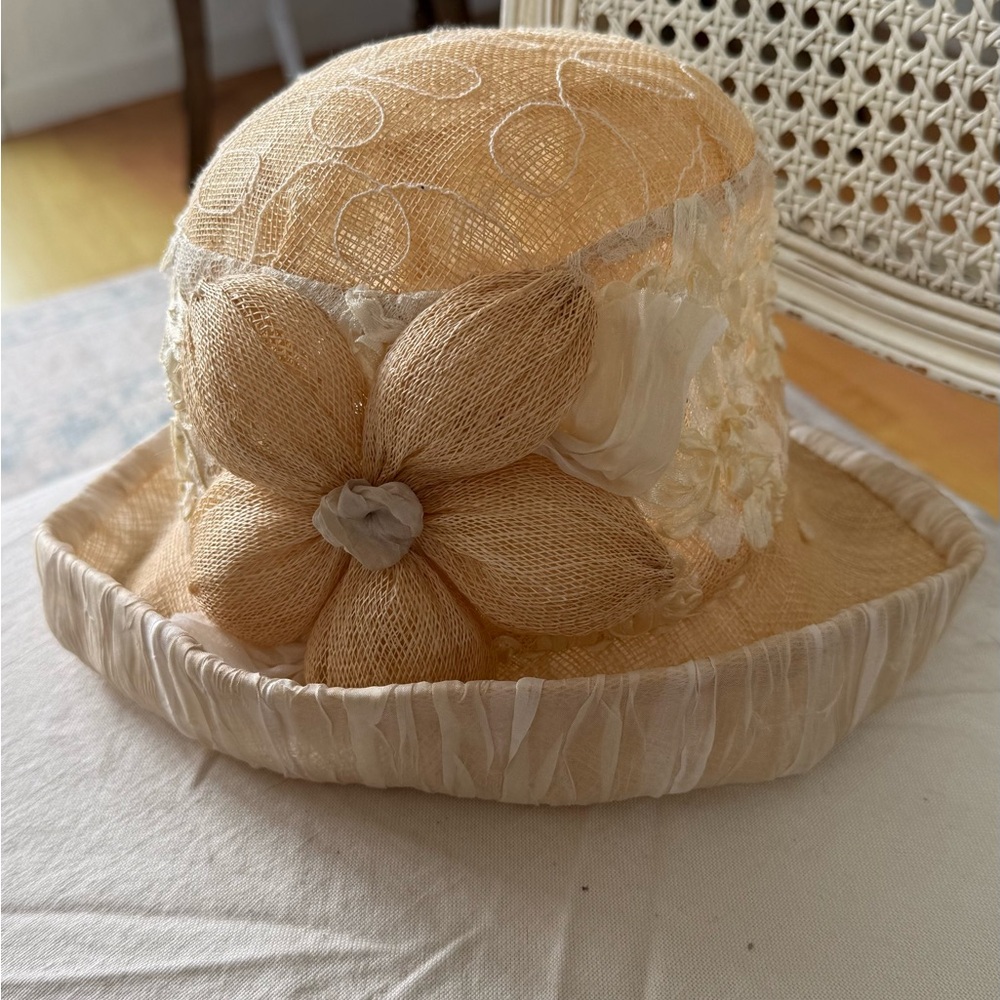 Grevi Cream Textured Hat